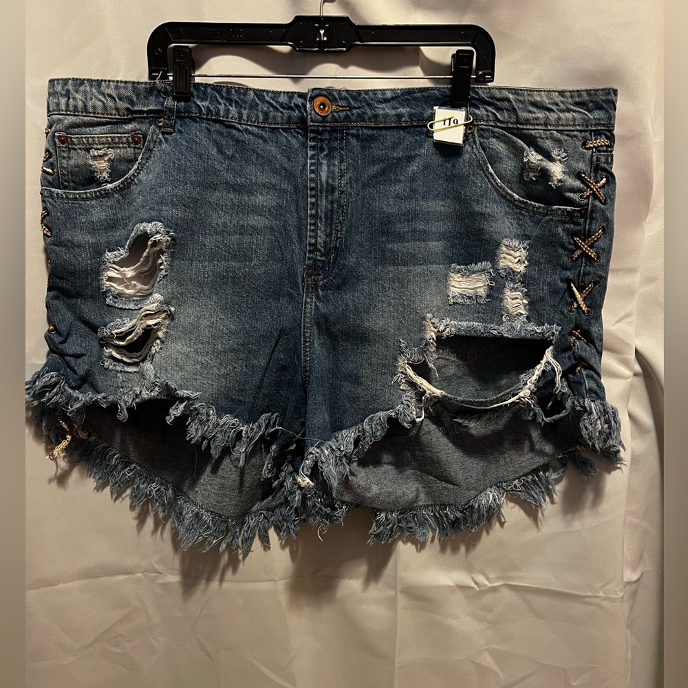 (119) RUE 21 distressed jean shorts plus size